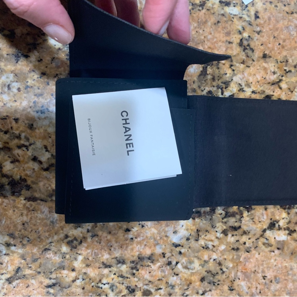 Absolutely gorgeous rate and authentic Chanel velvet box for earrings w/flower - Picture 7 of 9